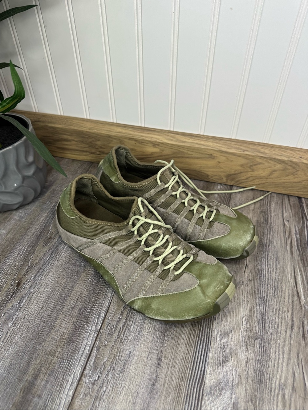 Tsubo Womens Olive Military Green Lace up Shoes Walking Comfort Sneakers 9.5